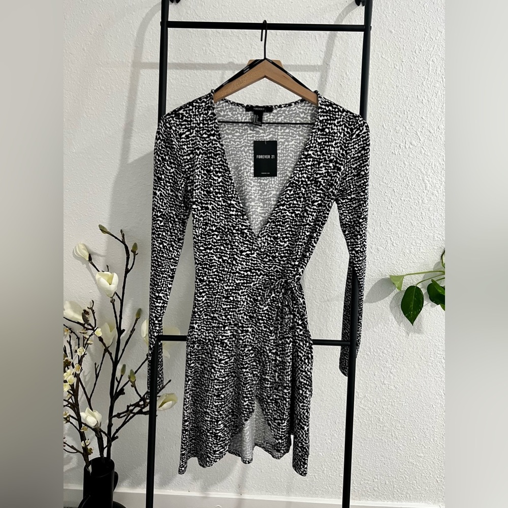 Forever 21 Long Sleeve Tie Waist Midi Dress